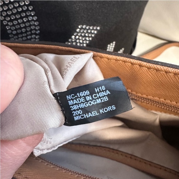 Michael Michael Kors
MORGAN MESSENGER IN SIGNATURE PRINT - Picture 10 of 13